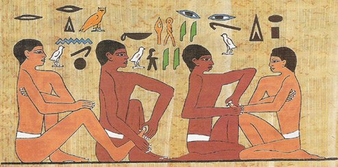 Bas-relief égyptien antique représentant des soins pratiqués sur les pieds et les mains
